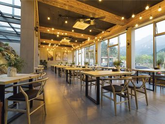 Squirrel Valley - Pinecone Restaurant