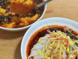 Hanzhong Hot Rice Noodles with Tofu and Vegetables