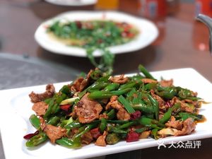 Red Chili Stir-Fried Fish in Stone Pot