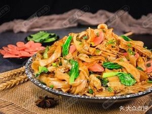 Rolling Fried Rice, Noodles, and Rice Vermicelli