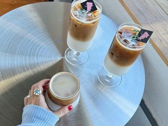 Sanqi Ershi Lakeside Coffee