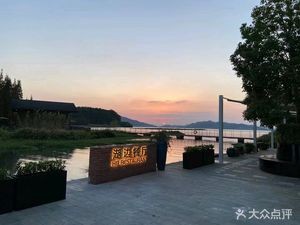 Dongqian Lake · Lakeside Restaurant