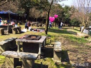 Dongqian Lake · Qiqi Barbecue