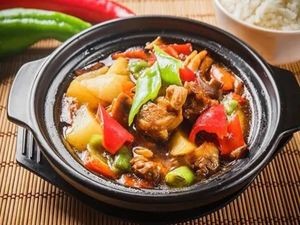Drool-worthy Spicy Skillet with Hong Kong-style Braised Chicken Rice
