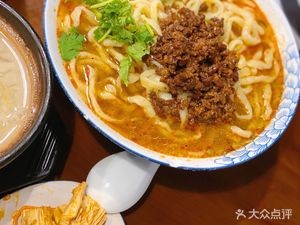 Lang Yijia Clay Pot Meat & Spicy Noodles (Gongcheng Street Store)