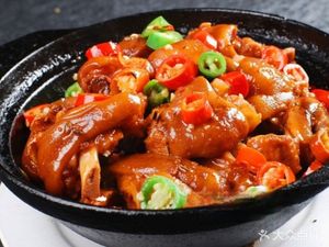 Chongqing Chicken Stew with Wushan Whole Fish Grilling