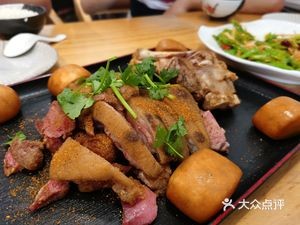 Outside the Village There is Starlight Vegetarian Restaurant (Longhu Longyu Cheng Zi Chen Store)