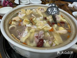 Xiangji Charcoal Stove Chicken Pot with Pig's Trotters
