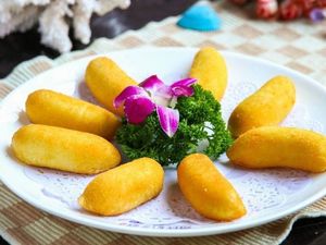 Senji Clay Pot Porridge (Pork Trotter Rice, Lumpia, Clay Pot Rice)