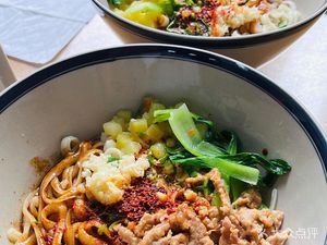 Pin Qinjin Oil-Poured Noodles and Knife-Sliced Noodles
