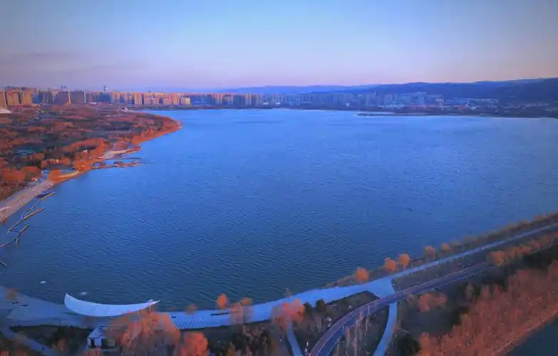 Jin Yang Hu Park