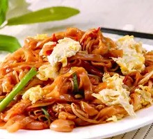 Stir-fried Rice Noodles with Shredded Pork and Egg