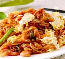 Stir-fried Rice Noodles with Egg and Shredded Pork