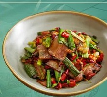 Stir-fried乡里腊肉 with green garlic