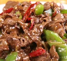 Stir-Fried Beef with Green Pepper Over Noodles
