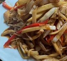 Bamboo shoot stir-fried with pork strips