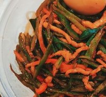 Braised Lentils with Shredded Pork Noodles