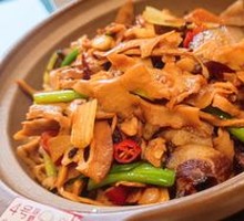 Stir-fried smoked bamboo shoots with腊肉