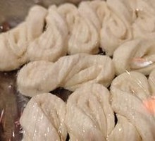 Flower-shaped steamed bun
