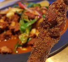 Charcoal-grilled lamb skewers
