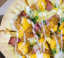 Golden Salted Egg Yolk Chicken Pizza