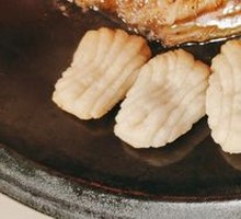 Flower-shaped steamed bun