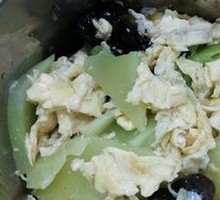Egg and lettuce slices