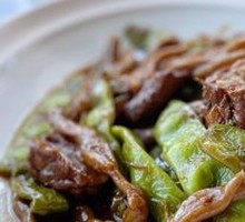 Pork Ribs with Green Beans and Wheat Rolls