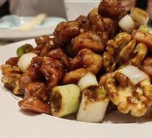 Stir-Fried Chicken with Walnuts in Sauce