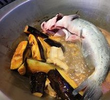 四人五花肉鱼锅