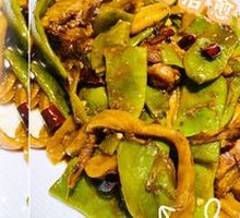 Pork Ribs with Green Beans and Wheat Rolls