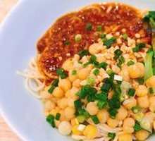 Spicy Pork Sauce Noodles with Peas