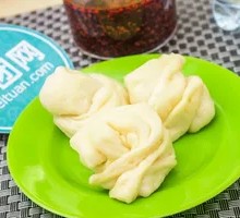 Flower-shaped steamed bun