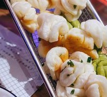 Flower-shaped steamed bun