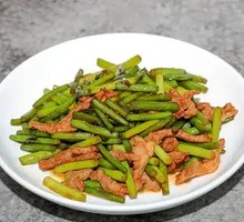 Stir-fried shredded pork with garlic shoots