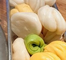 Flower-shaped steamed bun