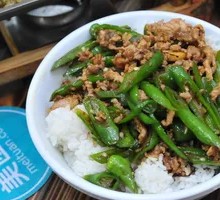 Stir-fried Beef with Garlic Shoots over Rice