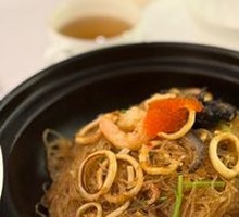 Stoneware Seafood Noodle Pot