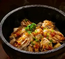Golden Garlic Stone Pot Oysters