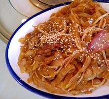 Cantonese Stir-Fried Beef Rice Noodles