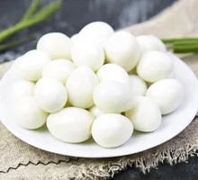 Hand-剥 Quail Eggs