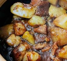 Stewed Pork Belly with Potatoes in Clay Pot