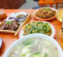 Braised Pork in Bowl with Crispy Meat