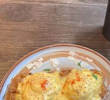 Shredded Pork Benedict Egg