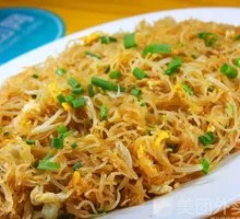 Egg and Pork Stir-Fried Rice Noodles
