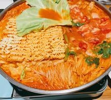 Military-style Kimchi Chicken Hot Pot with Rice Cakes