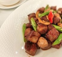 Green Mushroom Stir-fried Snowflake Beef Cubes