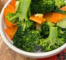 Low-Calorie Garlic-Flavored Broccoli