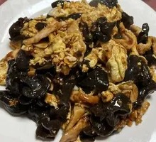 Stir-fried eggs with wood ear mushrooms