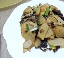 Stir-fried Potato Slices with Chestnut Mushrooms